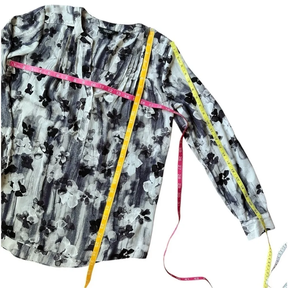 Simply Vera Vera Wang Gray Black Floral Watercolor Tunic Blouse Size Small - Image 11