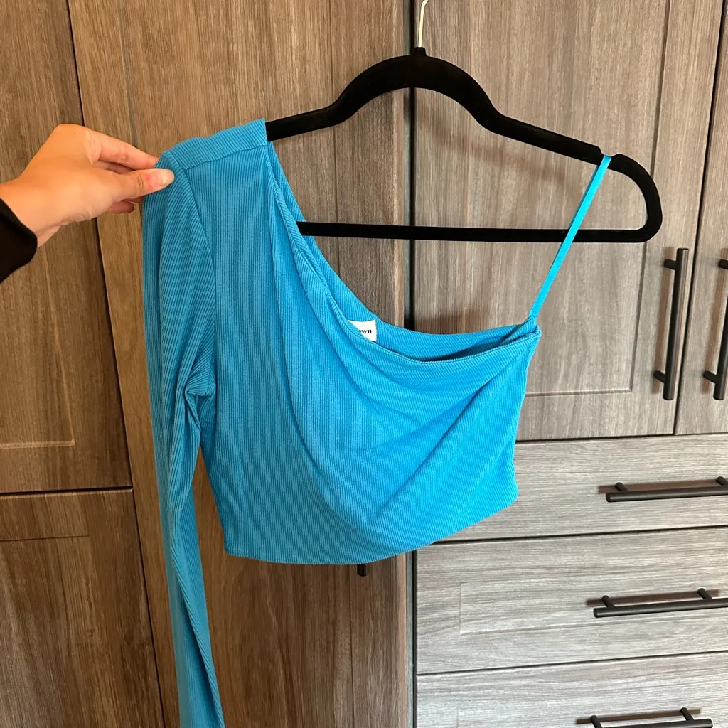 Superdown Karol Ribbed One-Shoulder Crop Top in Cobalt - Image 4