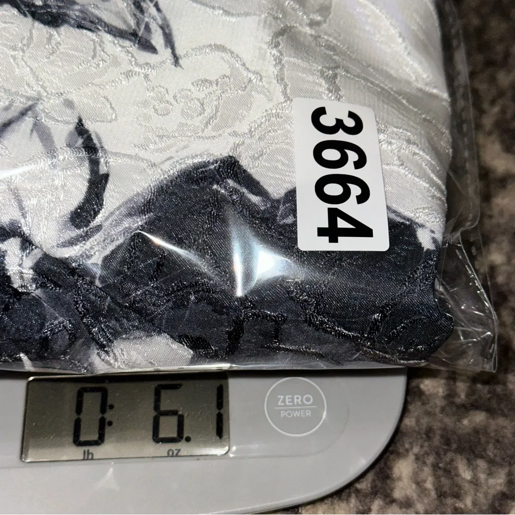 Carmen Marc Valvo Sz 6 White Black Rose Print Beaded Neck Sleeveless Halter Top - Image 10