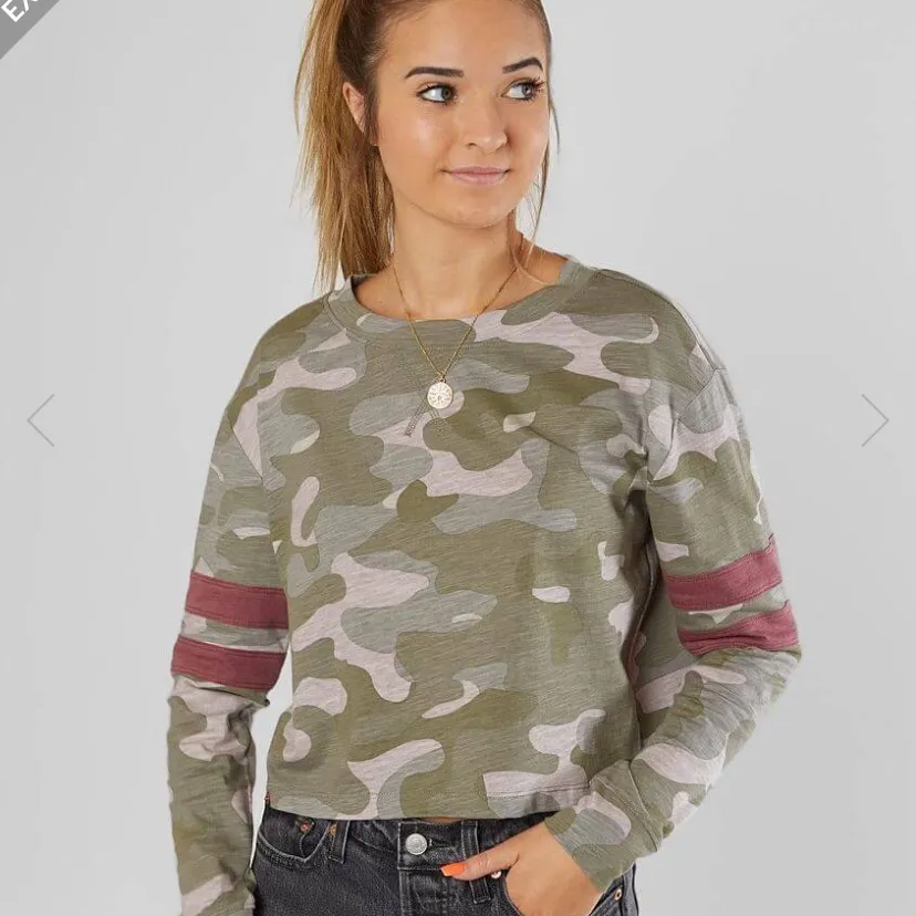 HP🎉NWT Cropped Camo T-shirt - Image 2