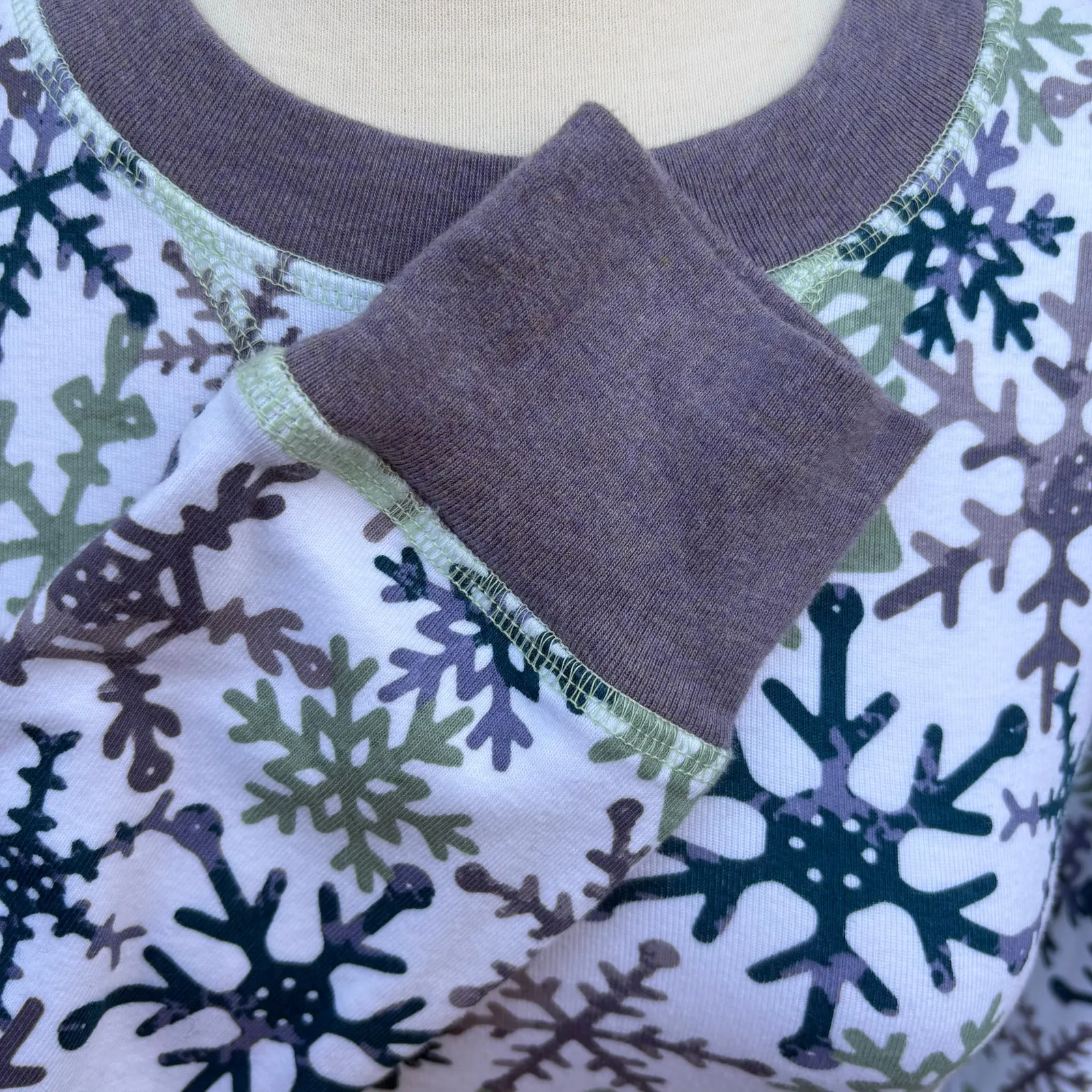 Pact Organic Cotton Pajama Top Sz M Purple Snowflakes Long Sleeve Cozy Holiday White Size M - Image 5