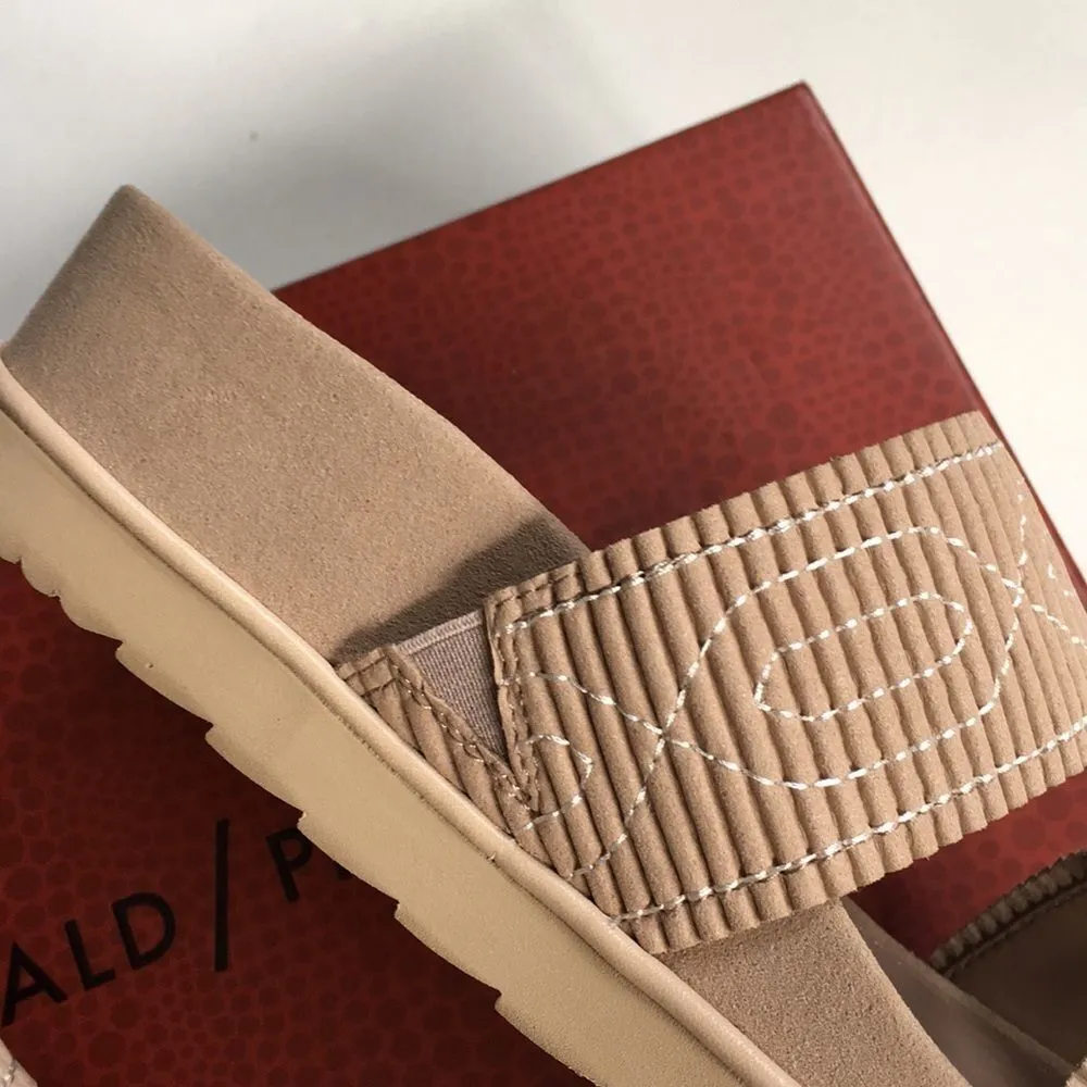 New in box Donald Pliner leather sandals - Image 7