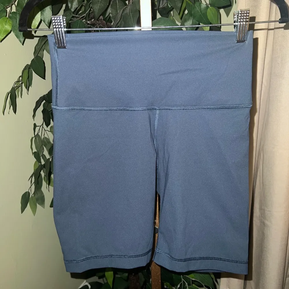 EVERLANE The Perform Bike Short Size Small - Image 3