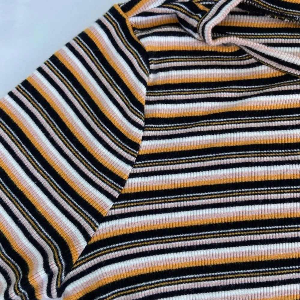 Long Sleeve Crop top‎ - Image 3