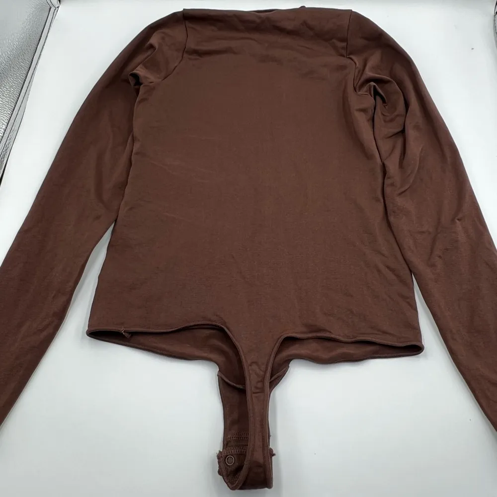 SKIMS ESSENTIAL CREW NECK LONG SLEEVE BODYSUIT - Image 4