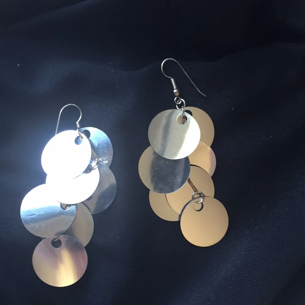 Sparkly dangle earrings!! Silver - Image 3