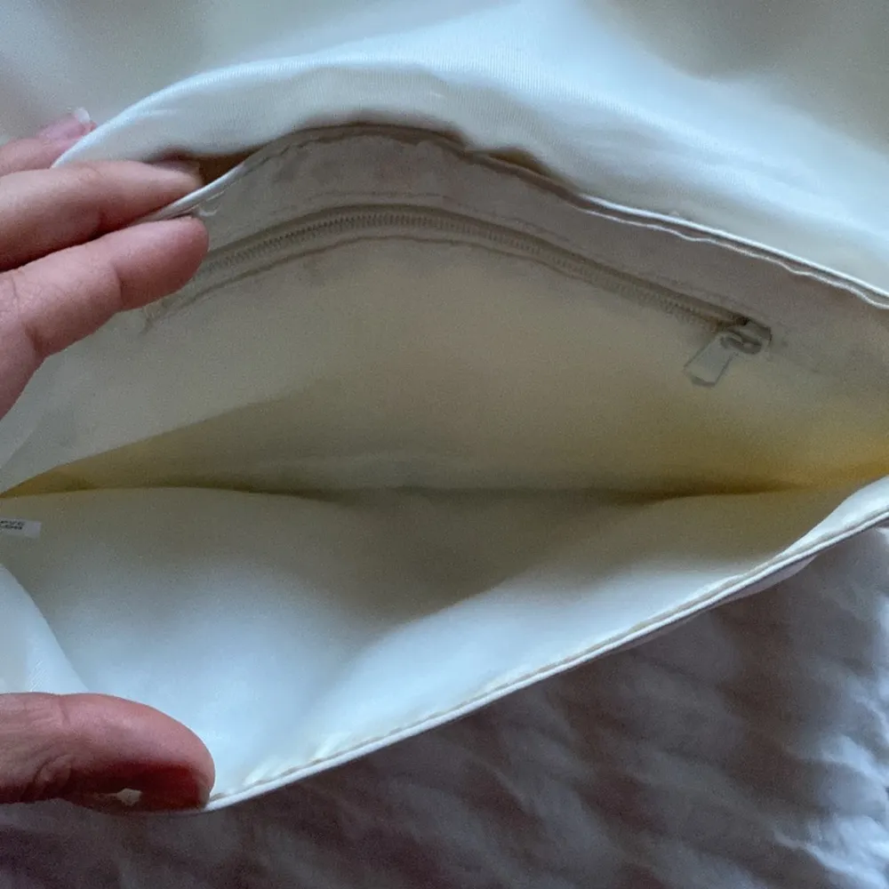 White/cream clutch cute for going out, put your hand through the ring for ease White - Image 4