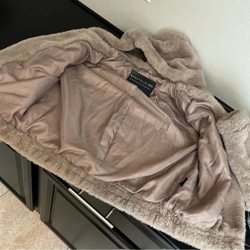 Bagatelle NYC faux fur cropped hooded jacket, taupe, size XS - Image 8
