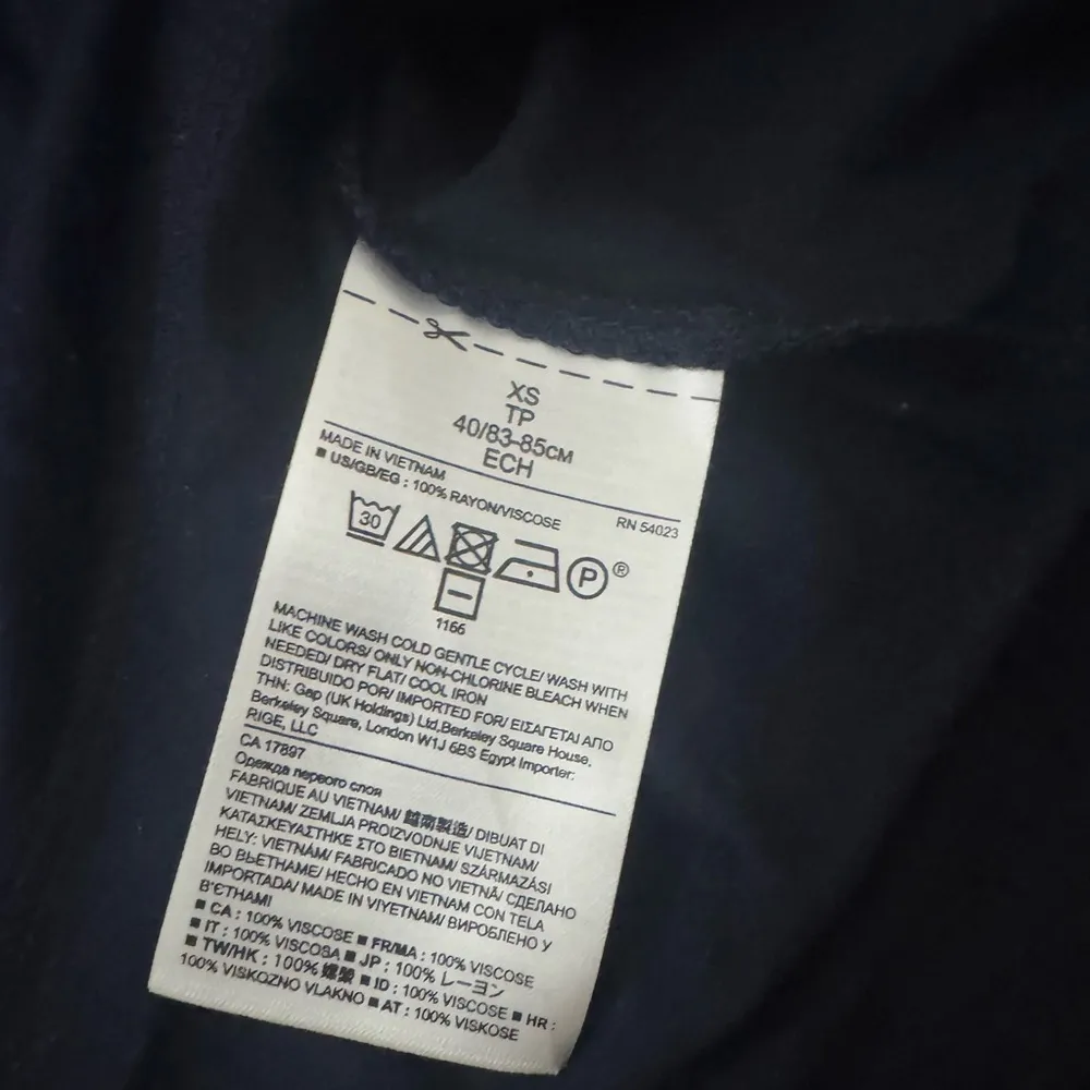 Banana Republic Size XS Long Sleeve V Neck Lightweight Thin Sweater Navy Blue - Image 4