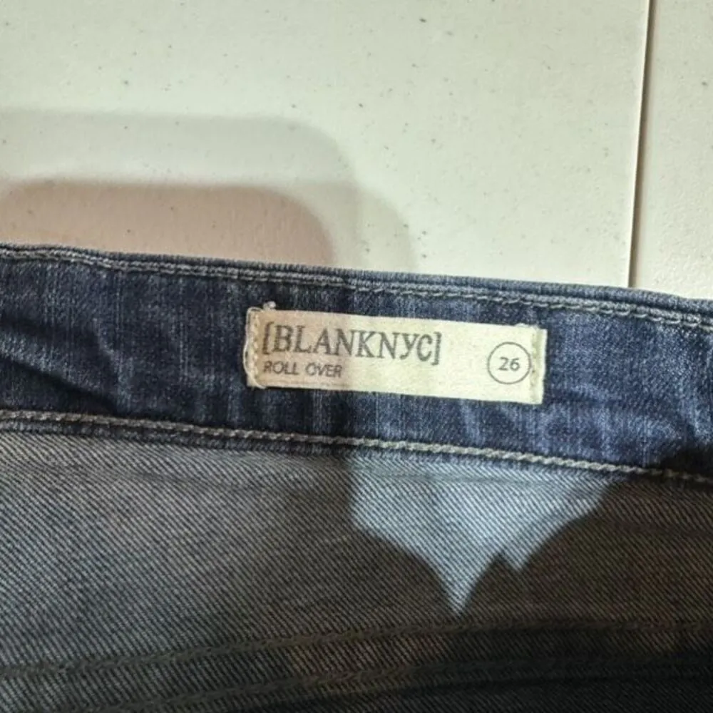 Blank NYC Roll Over Cuffed‎ Jean Shorts size 26 medium wash - Image 5