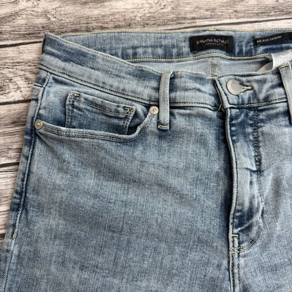 Banana Republic Women's Mid-Rise Skinny Jeans 28 Light Blue Denim Distressed Raw - Image 3