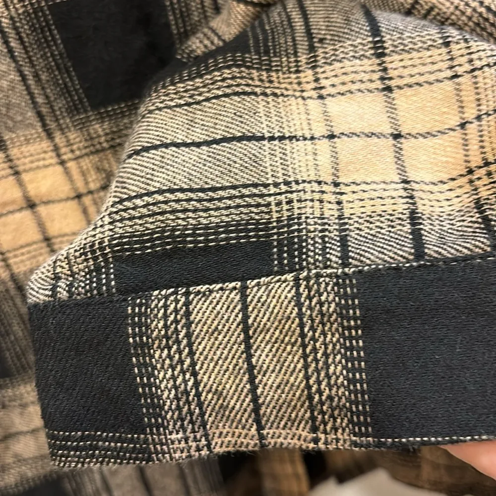 SHEIN FLANNEL TOP SIZE MEDIUM TAN AND BLACK - Image 4