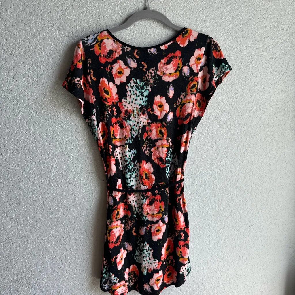 🖤H&M Black and Red Floral Print Tie Waist Blouse - Image 2