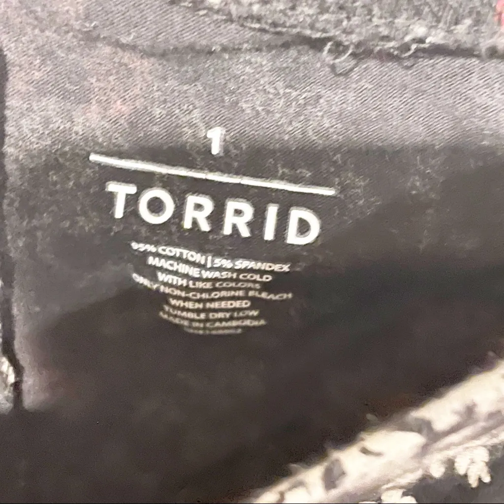 Torrid Plus Size 1X Black Rose Skull Printed Pull on Leggings‎ - Image 3