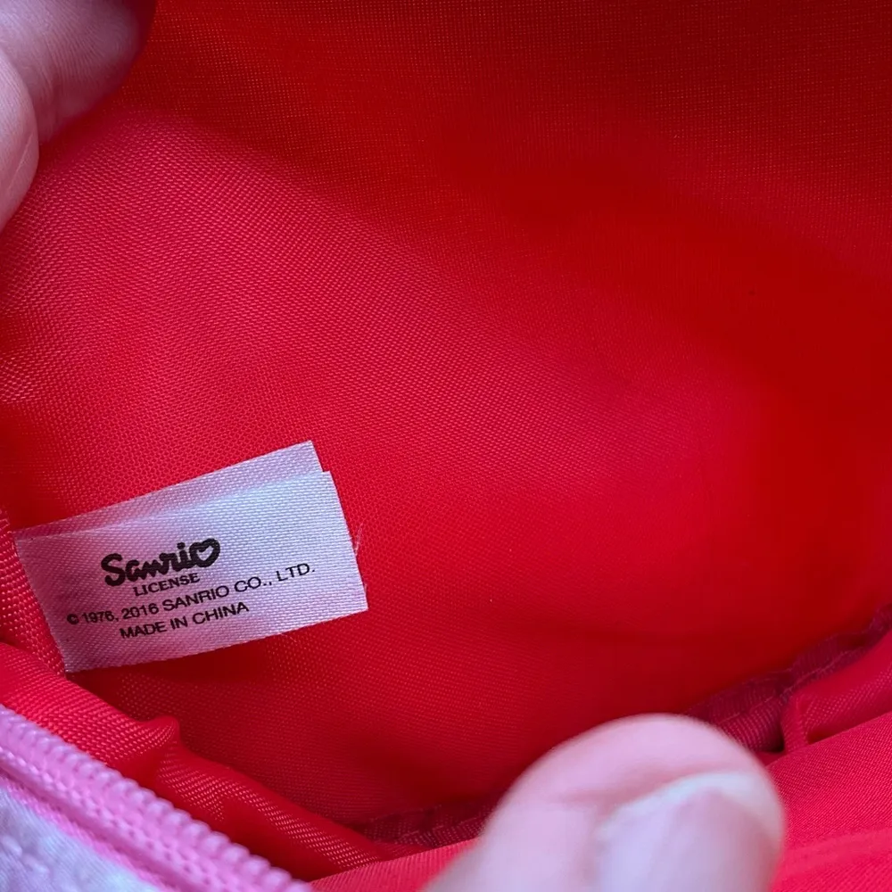 The cutest lightweight adjustable Sanrio 2016 Hello Kitty rare crossbody - Image 4