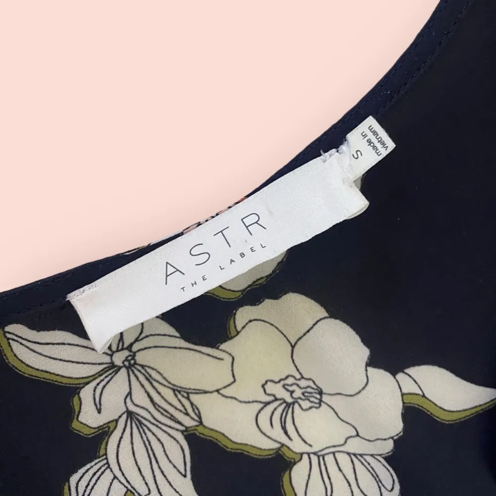 ASTR The Label Navy floral Ruffled wrap dress long sleeve NWOT small - Image 4