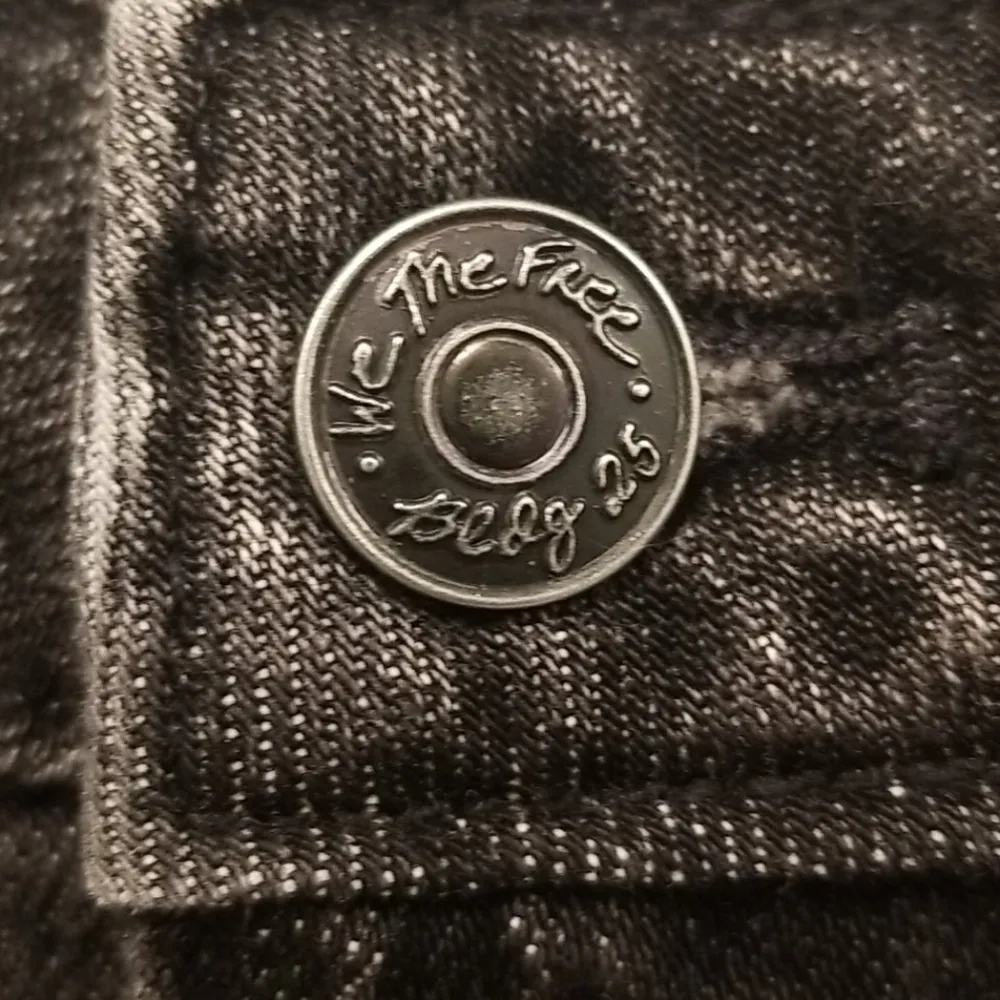 💕FREE PEOPLE💕 Bailey Denim Mini Skirt ~ Maverick Raw Fringe Hem 26 NWT - Image 11