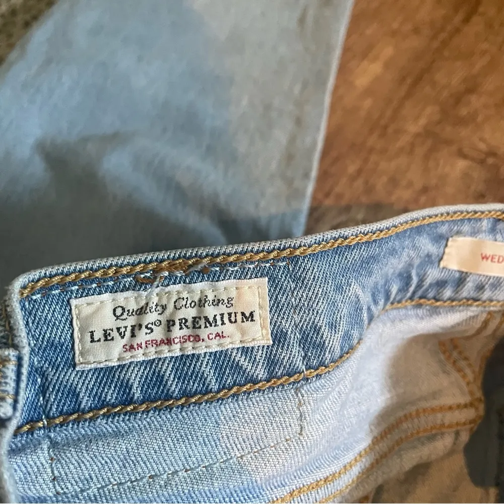 Levi's Wedgie Straight Jeans Light Wash Button Fly Size 27 - Image 4