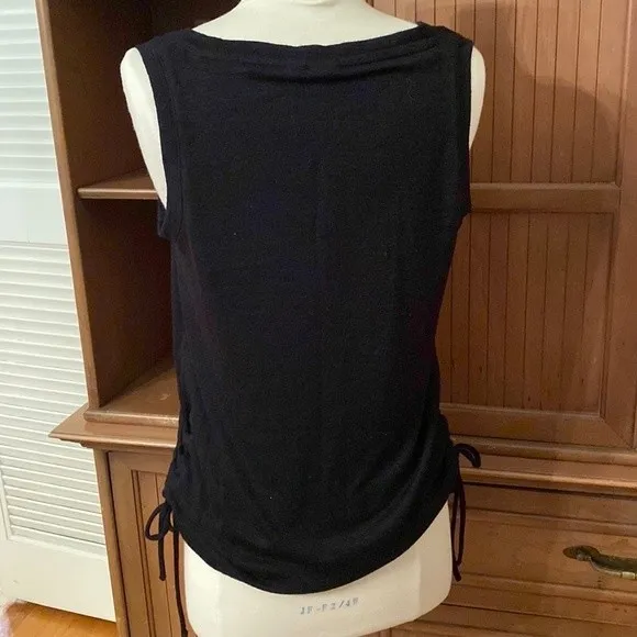 Gap sleeveless top with adjustable cinched sides, size small - Image 2