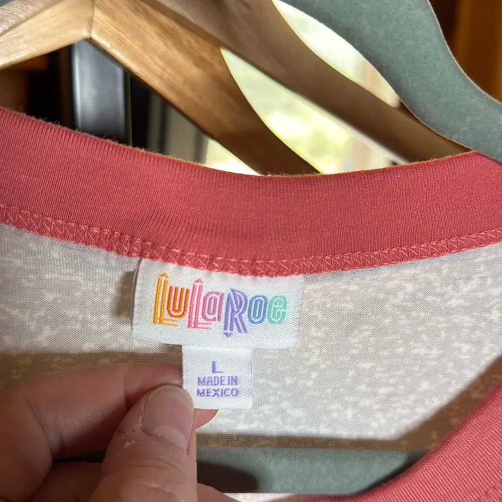 NWT Lularoe Liv It’s All Peachy Short Sleeve Gray Peachy Coral Tee Size Large - Image 2