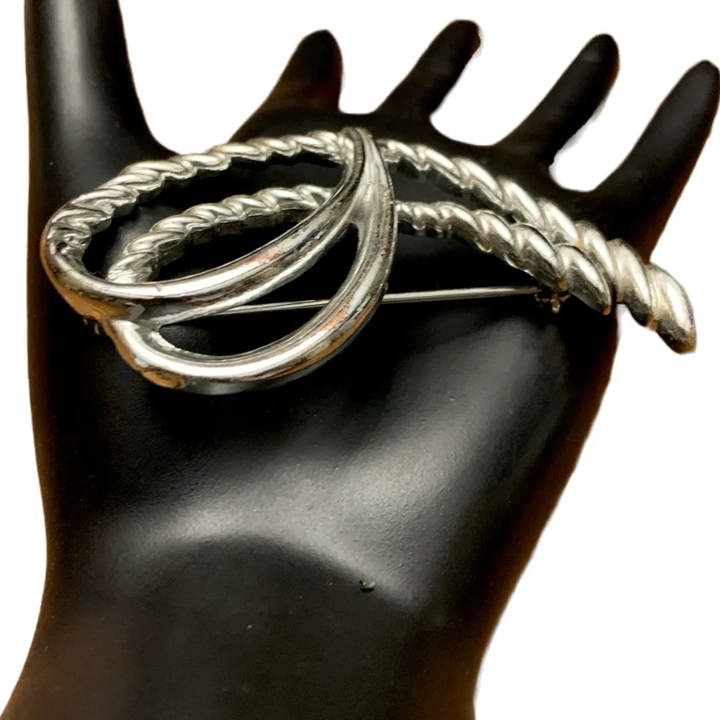 SILVER TONE VINTAGE 1980'S DOUBLE SWOOSH BROOCH - Image 4