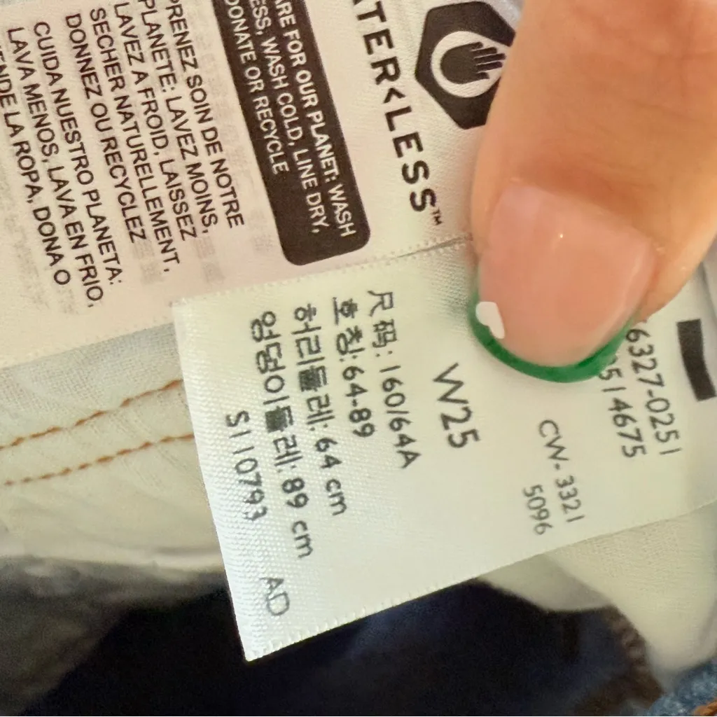 LEVI 501 Distressed Denim Jean Shorts Light to Medium Wash Raw Hem size 25 - Image 3