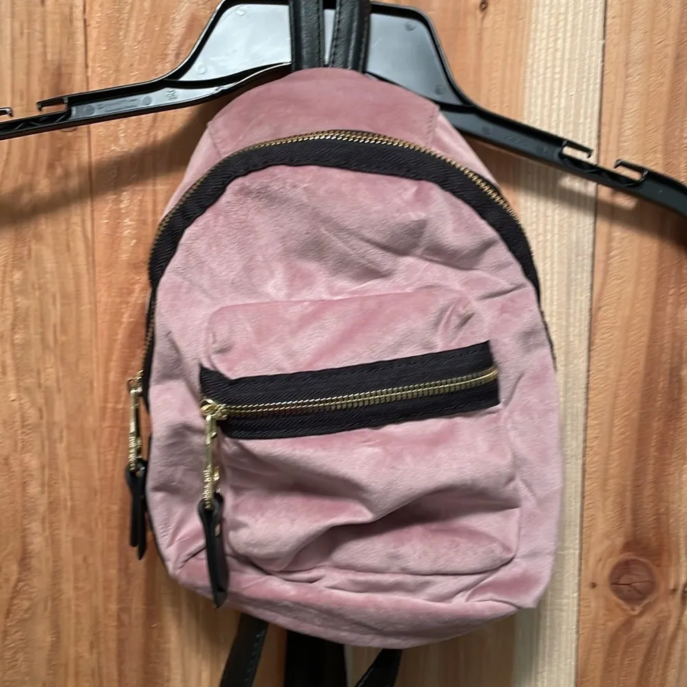 🎒🎒🎒BOGOHO 🎒🎒🎒Madden Girl Pink Velvet Mini Backpack - Image 3