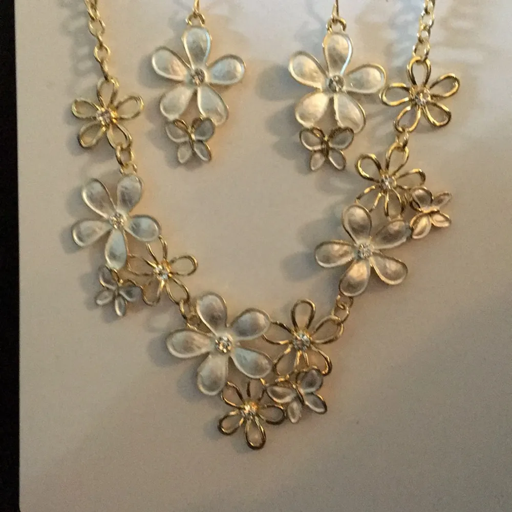 New Ellen Tracy White & Gold Floral Earrings & Nec - Image 3