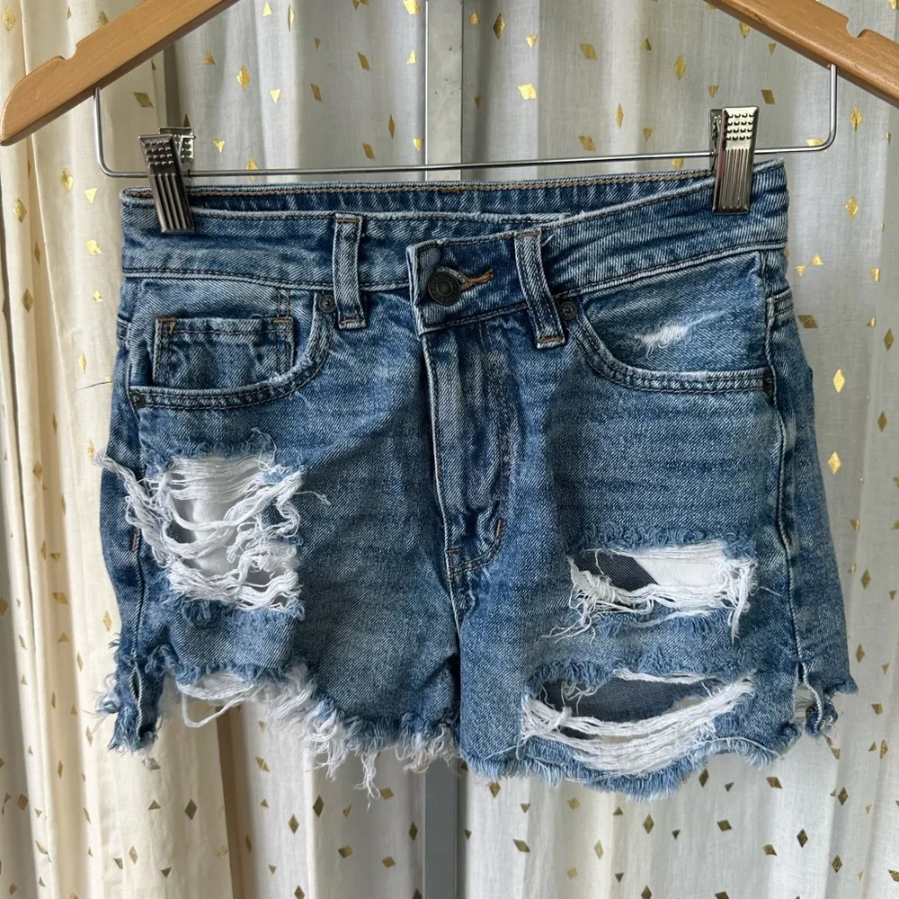 American Eagle Strigid Factory Faded Distressed Rip Raw Hem Mom Denim Shorts 00 - Image 2