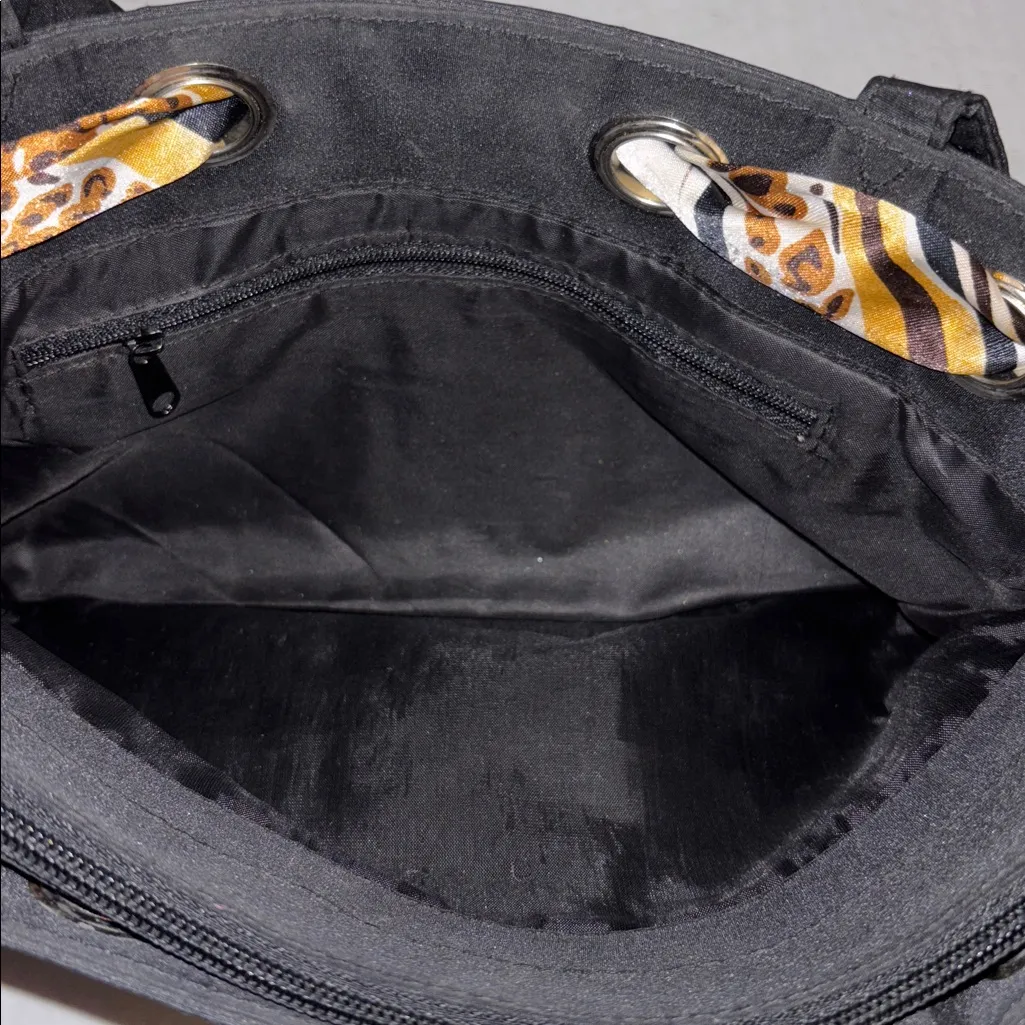 BLACK NYLON TOTE/SHOULDER BAG TIE INTERWOVEN THRU BAG
3 COMPARTMENTS ONE ZIPPER - Image 7