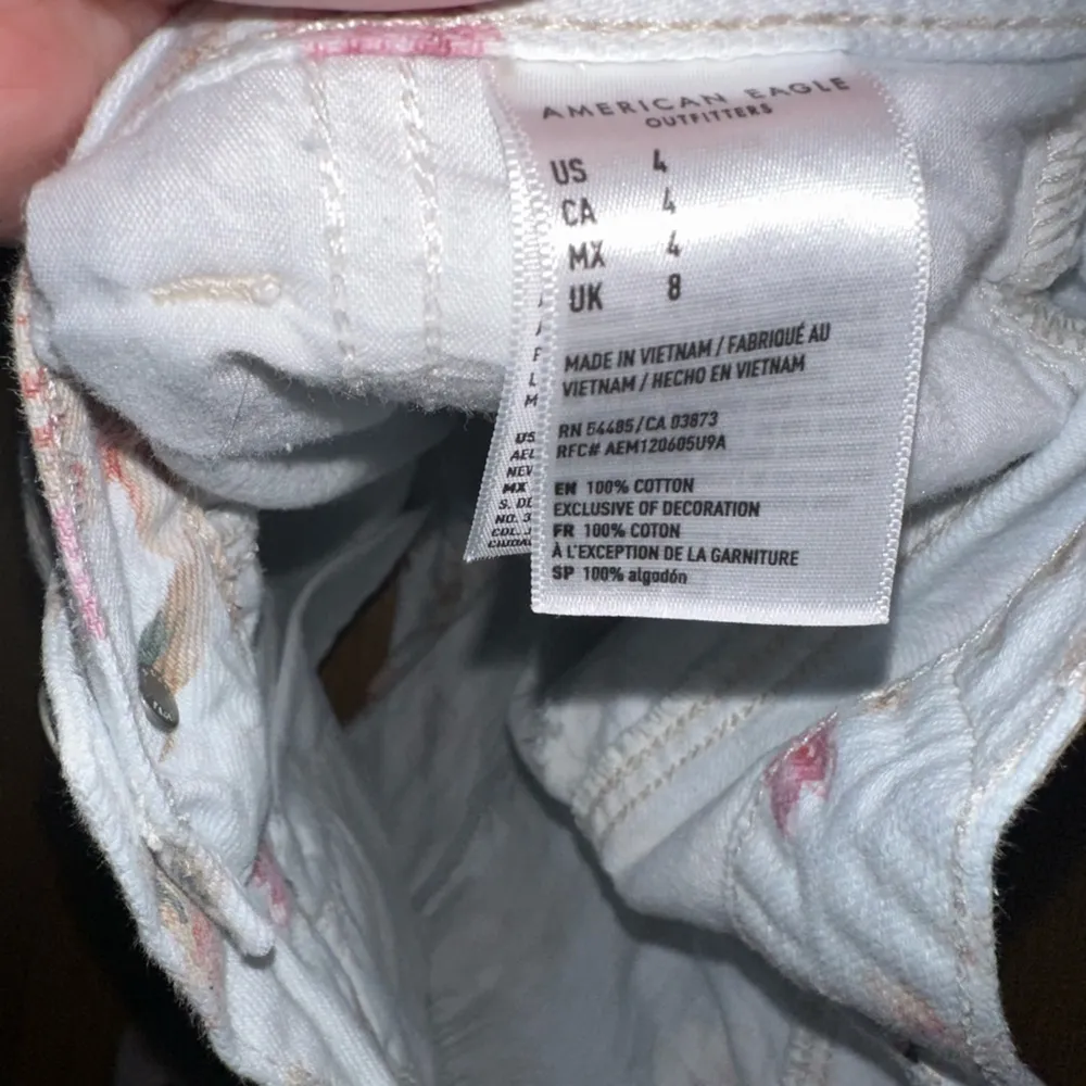 American Eagle Floral High Rise Cuffed Mom Shorts - Image 9