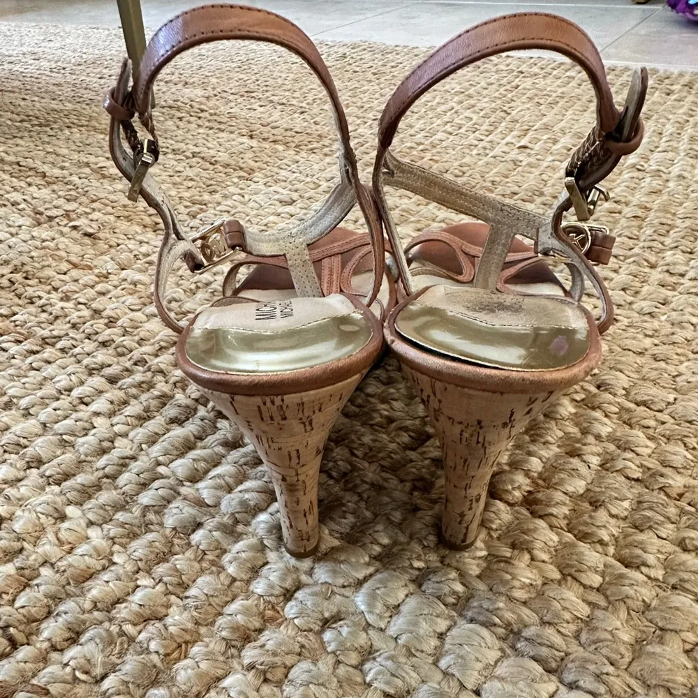 MICHAEL KORS CICELY GOLD MK CHARM TAN LUGGAGE STRAPPY CORK WEDGES I LOVE SHOES - Image 5