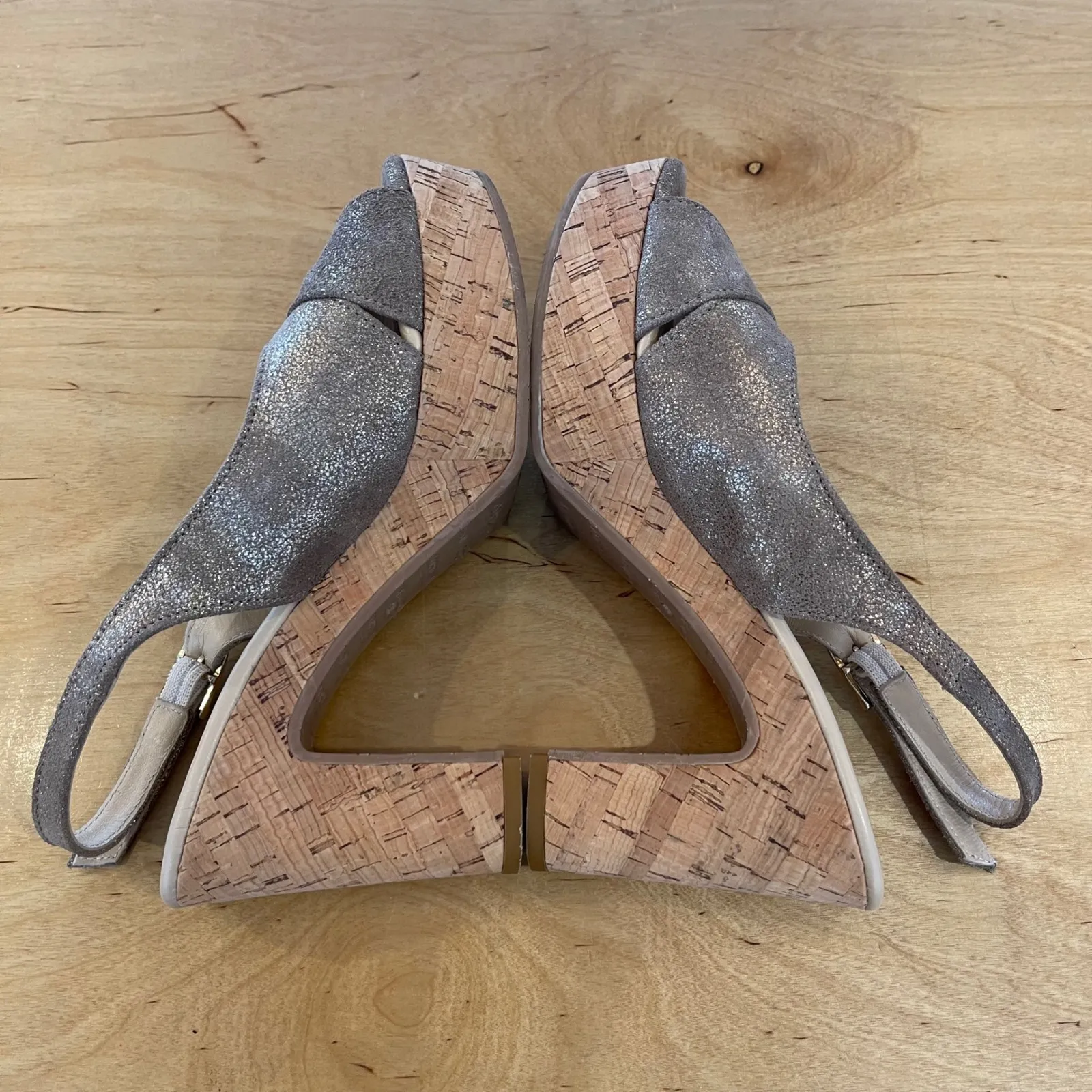 Cordani Italy Women's Wedge Slingback Criss Cross Metallic Platform Sandal Sz 39 Gold - Image 3