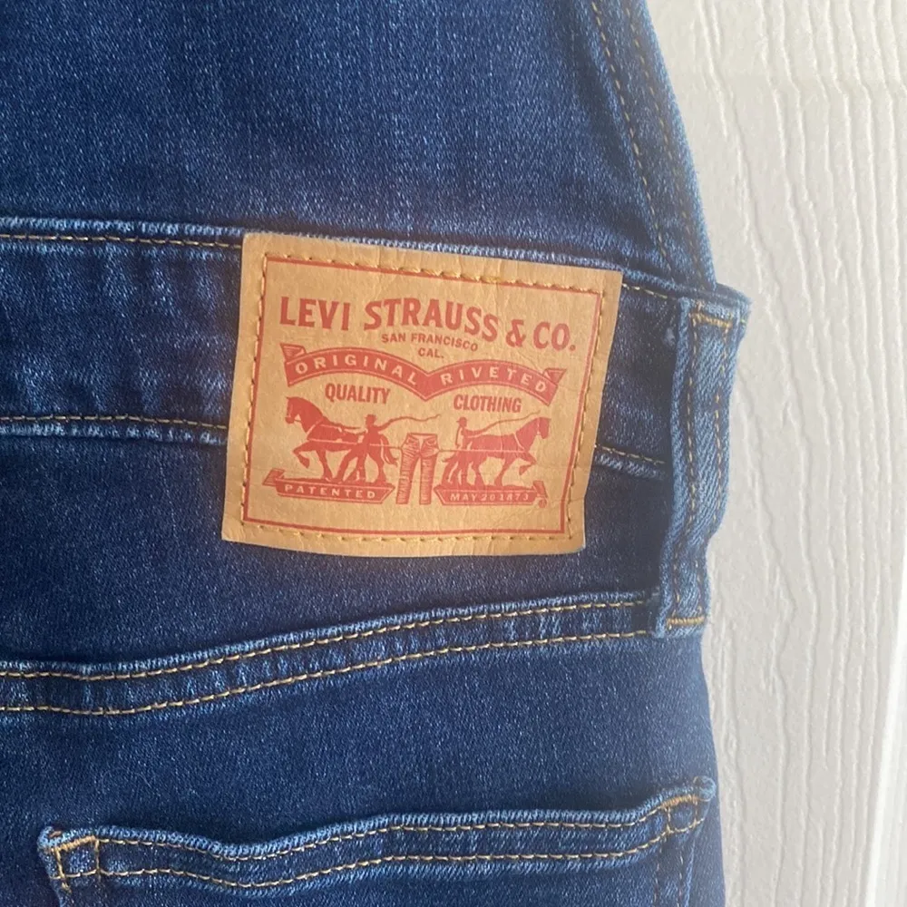 Levi’s dark‎ wash denim overall skinny leg zip
Size size 24 - Image 6