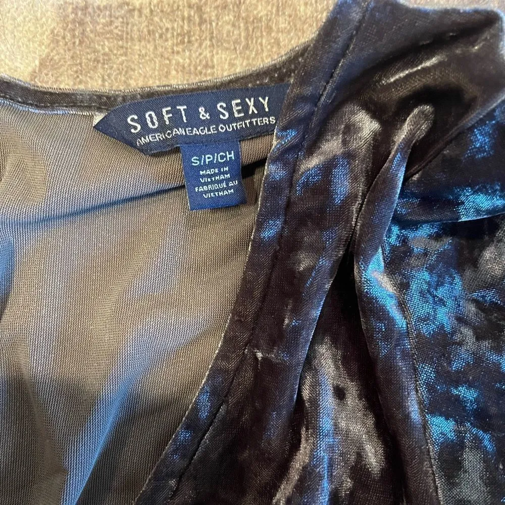 American eagle outfitters velvet green romper size small - Image 4