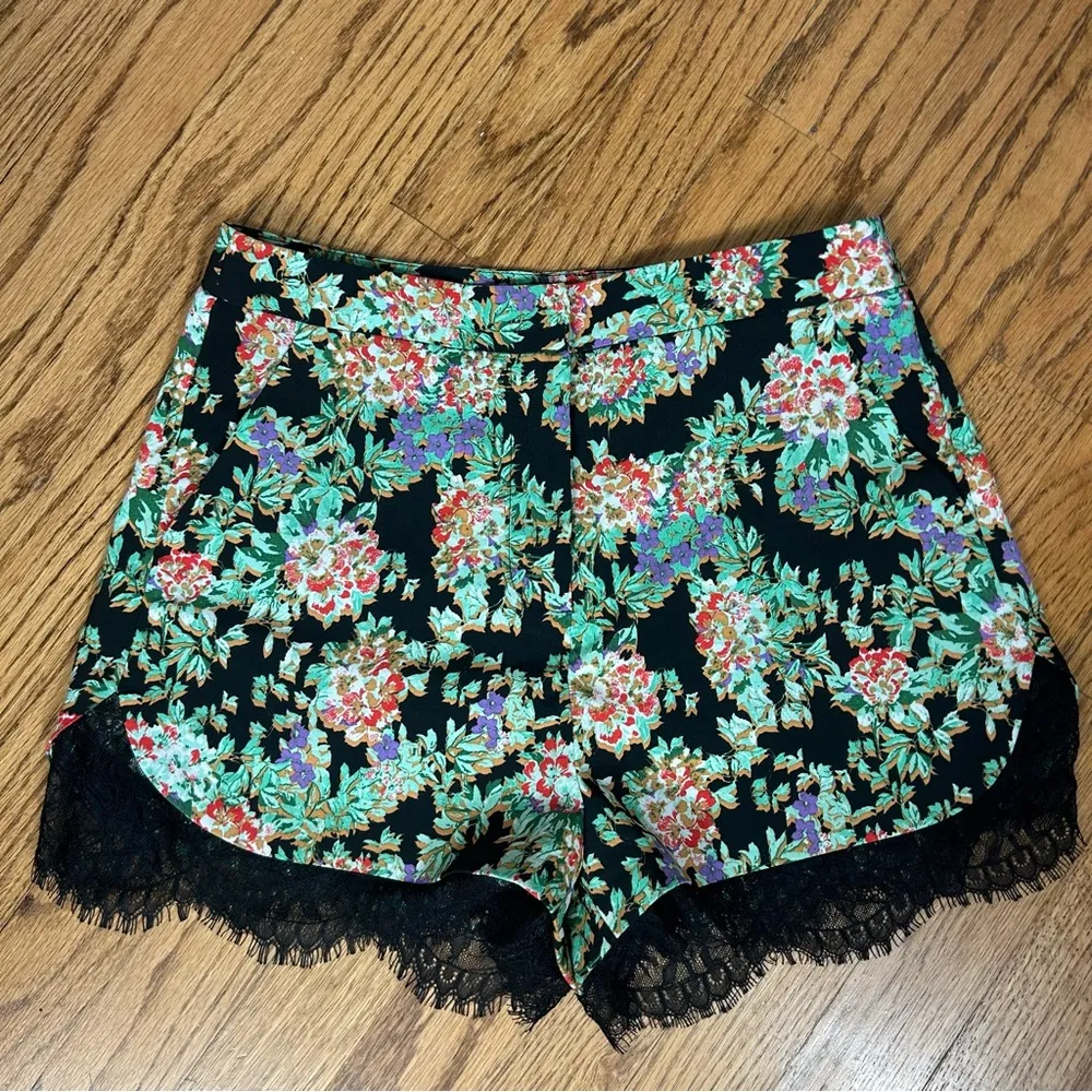 TOPSHOP | Floral Lace Trim Hem Shorts Size 4 - Image 4