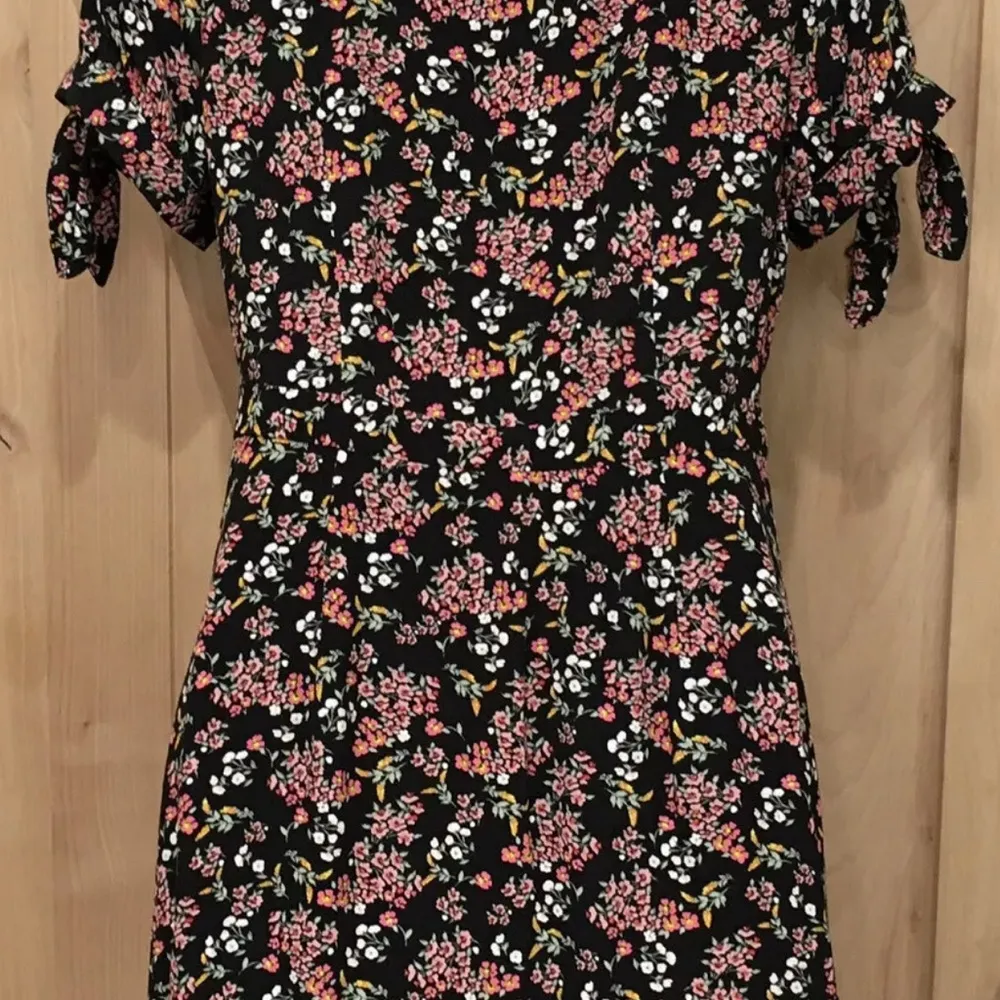 Loft Floral Black Wrap Top size 4p - Image 8