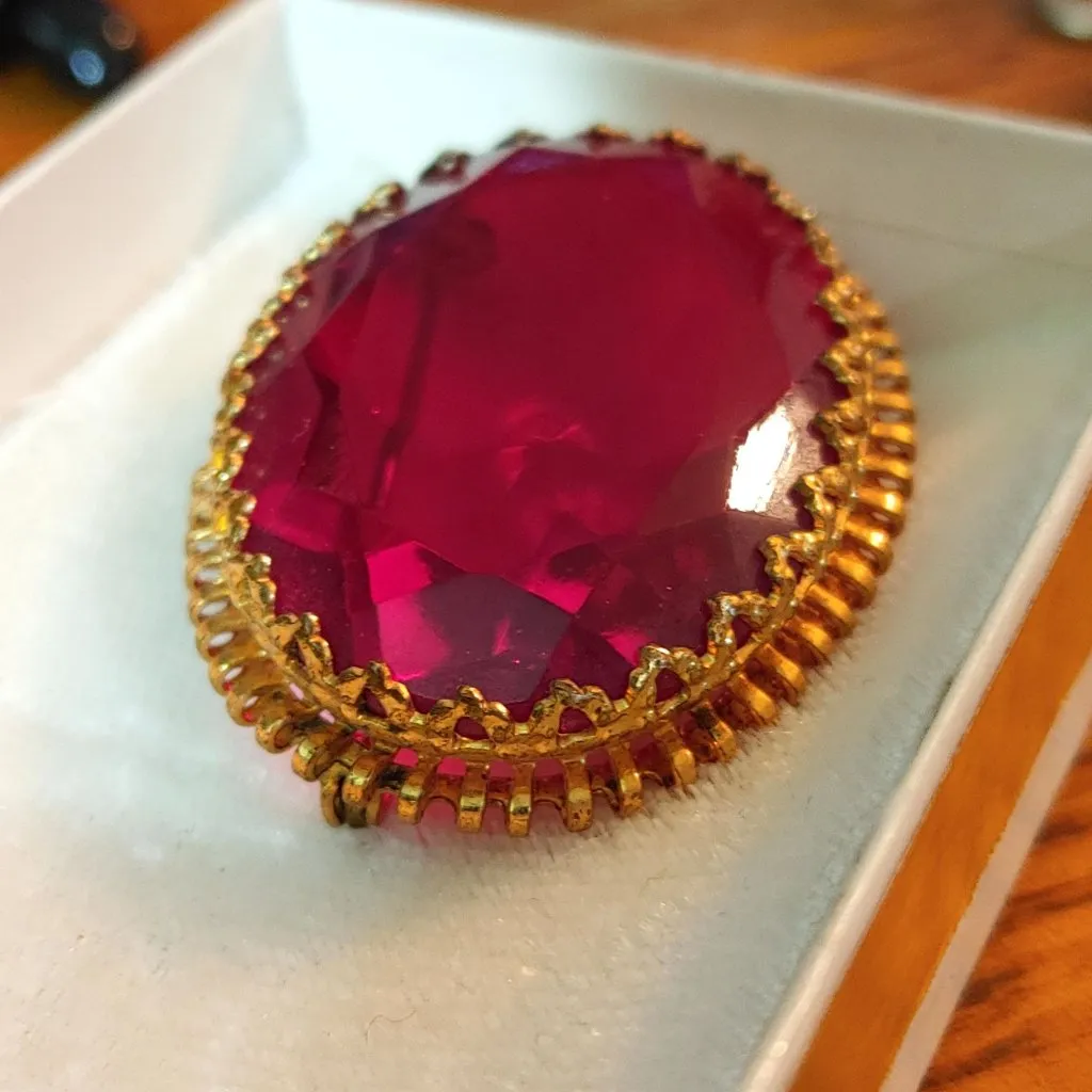 Victorian Oval Brooch Pin Germany Stamped Vintage Faceted Red Glass Gold Toned - Image 16
