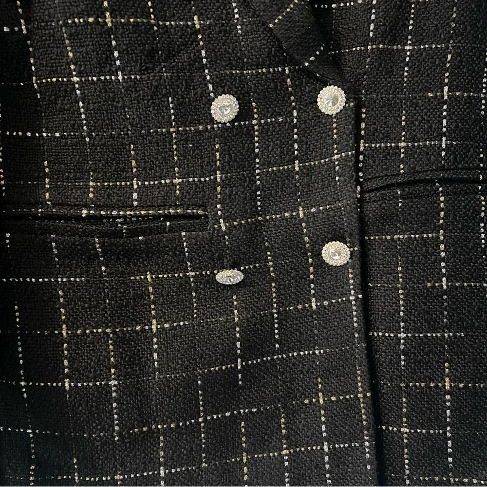 Elegant Black Checkered Double-Breasted Blazer - Image 5