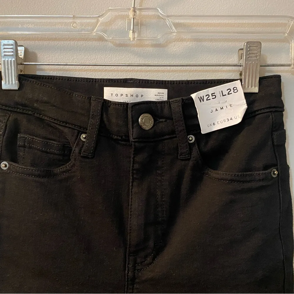 Top shop “Jamie” in black. Skinny fit, high rise, distressed cropped size 2 NWT - Image 4