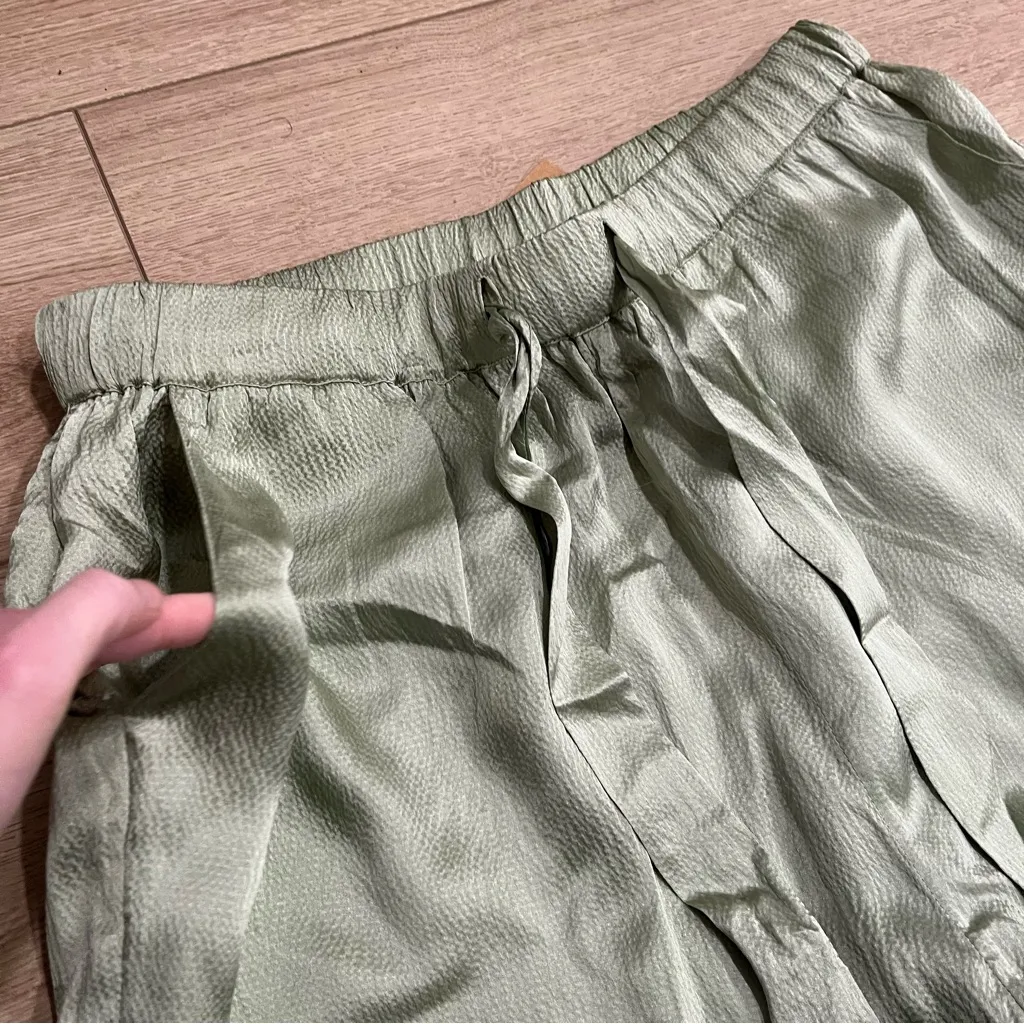 NWT Roller Rabbit Sage Green Satin Textured Drawstring Pull On Pants Size L - Image 2