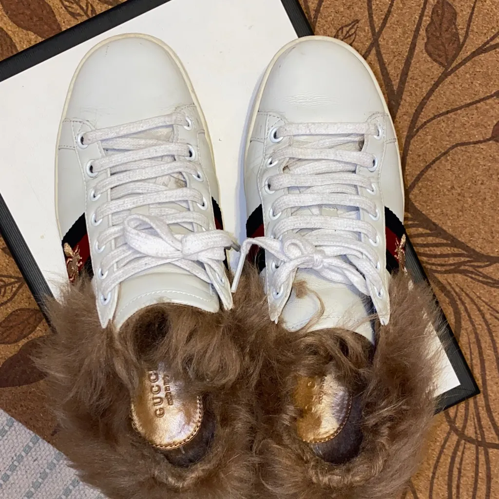 Gucci  White Sneakers with Brown Fur Trim - Image 12