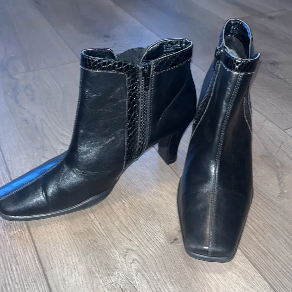 A2 by Aerosoles heeled ankle boot, size 8.5, black with snakeskin detail - Image 2