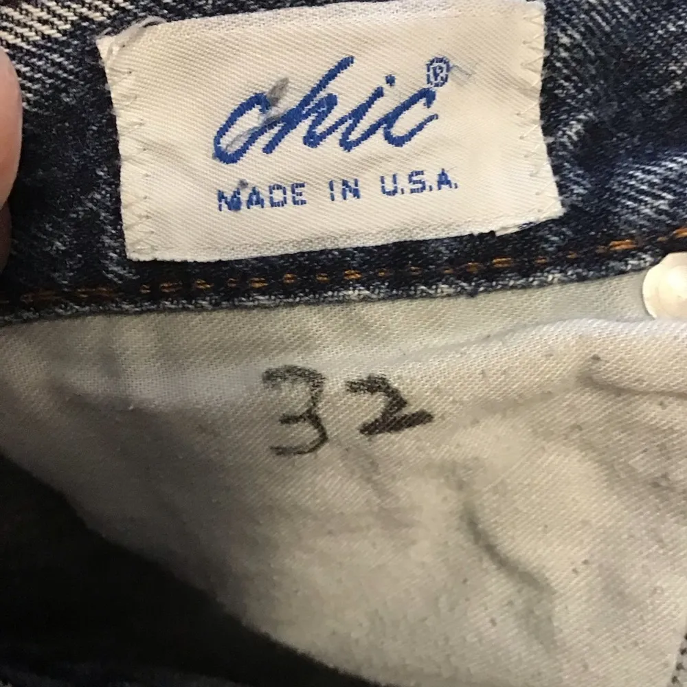 Chic Acid Washed Mom Jean Shorts Size 30 - Image 4