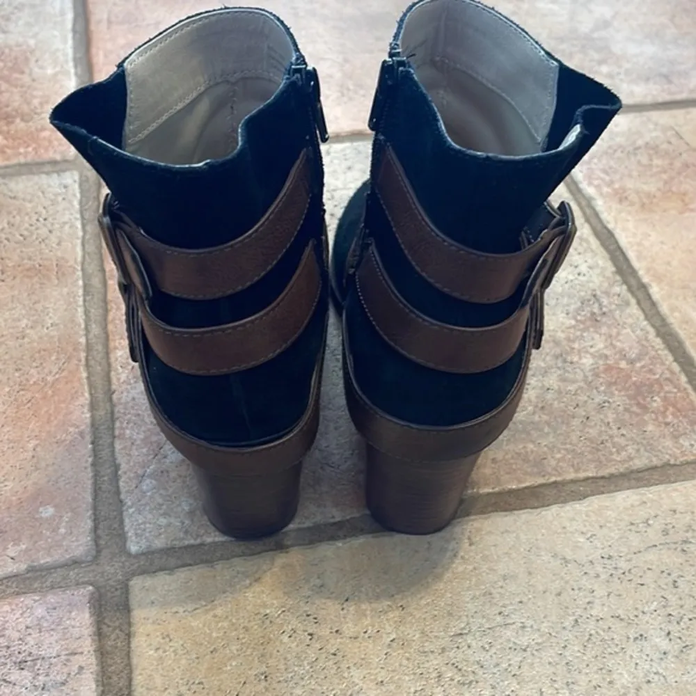 SOHO COBBLER SUEDE BUCKLE STRAP ANKLE BOOT Size 9 - Image 5