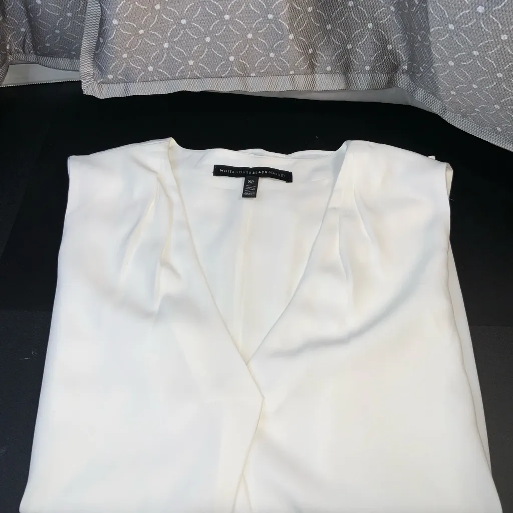 White House Black Market White Blouse sleeveless v-neck size 8P office chic - Image 8