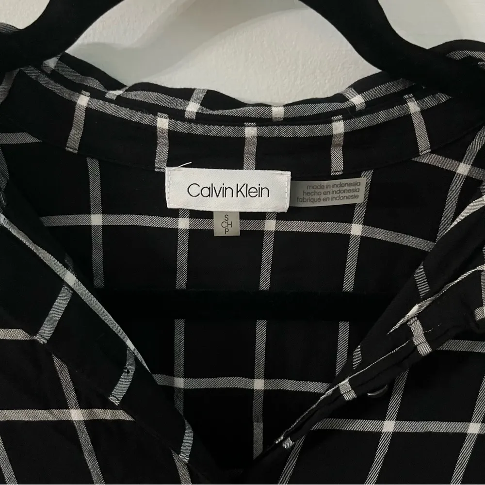 Calvin Klein Button Down Black and White Long Blouse. Size PS - Image 5