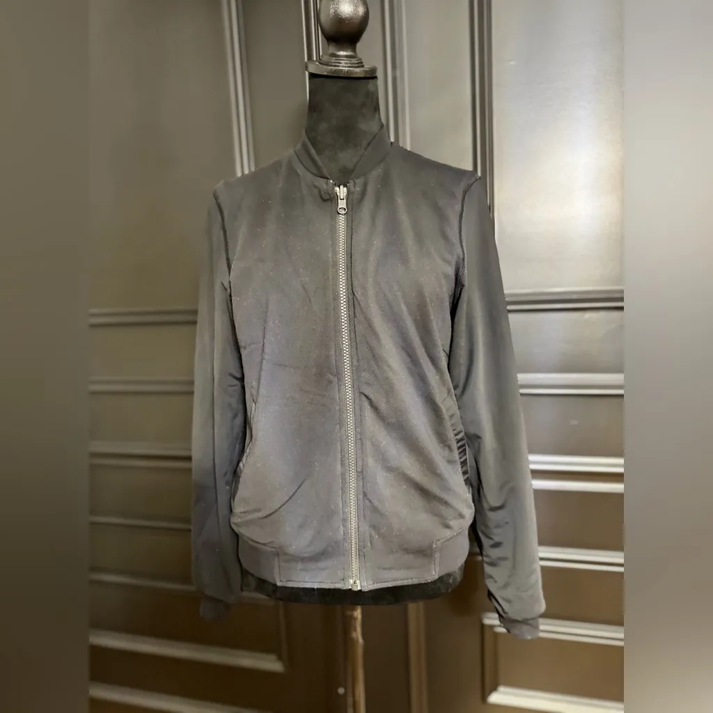 Lululemon Party Bomb Jacket
Garden Party Smooth Silver Multi / Black - Image 4