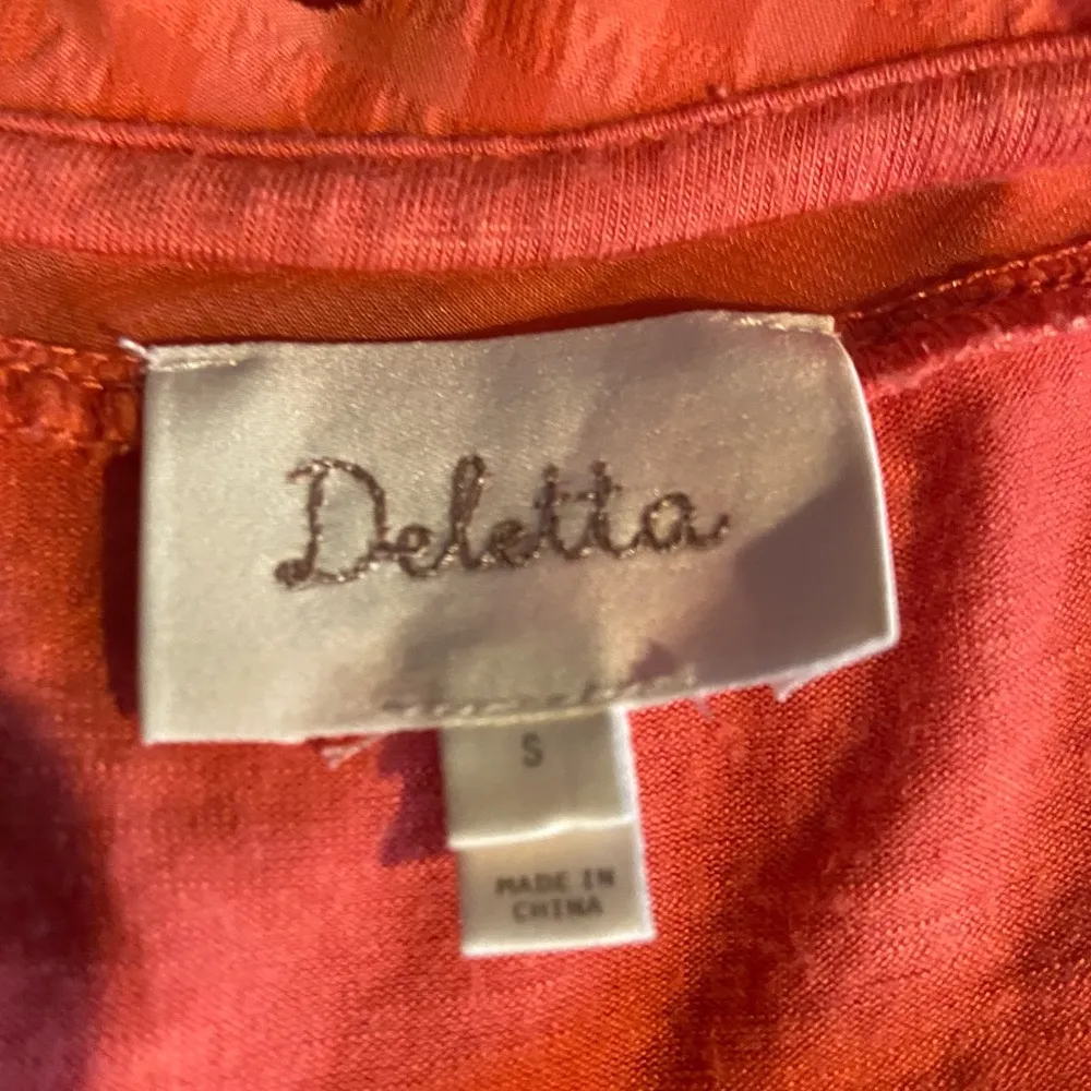 Deletta coral S high/low hem short sleeve blouse. - Image 4