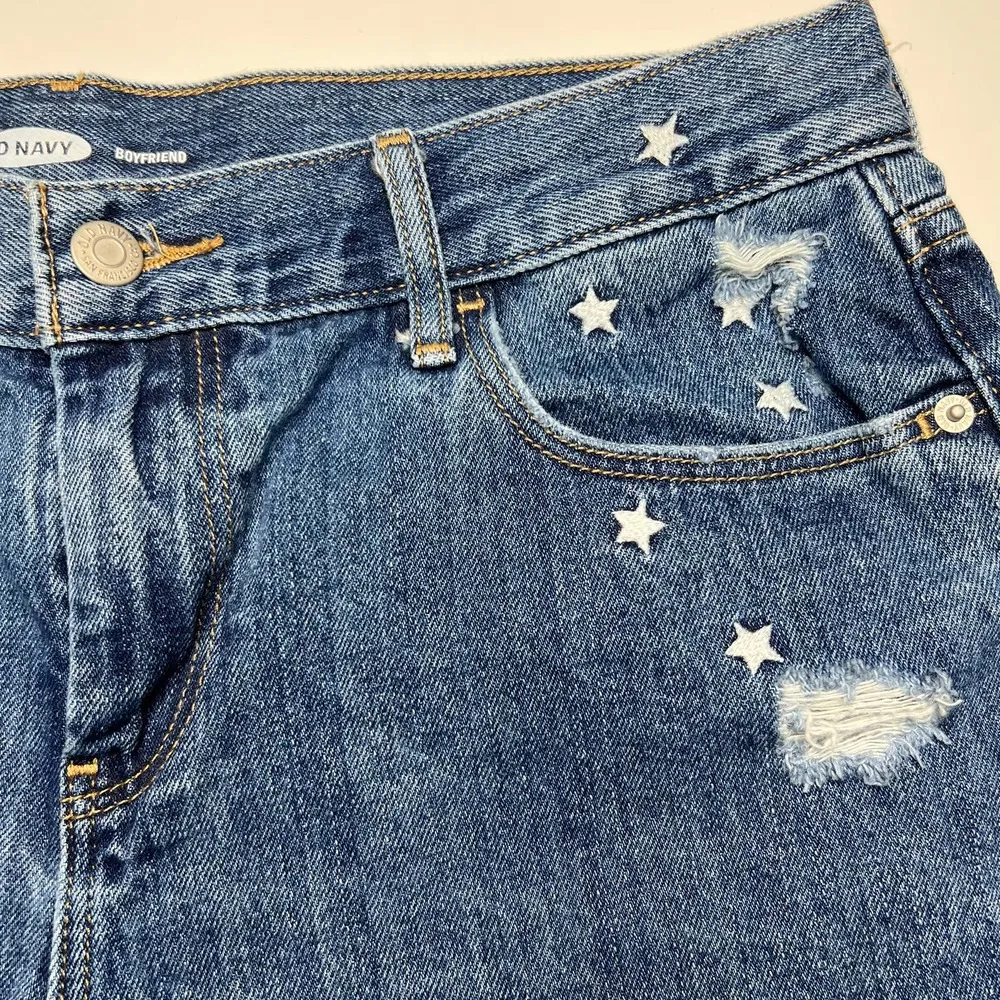 Old Navy Cutoff Boyfriend Denim Star Embroidered Jean Shorts Size 6 - Image 3